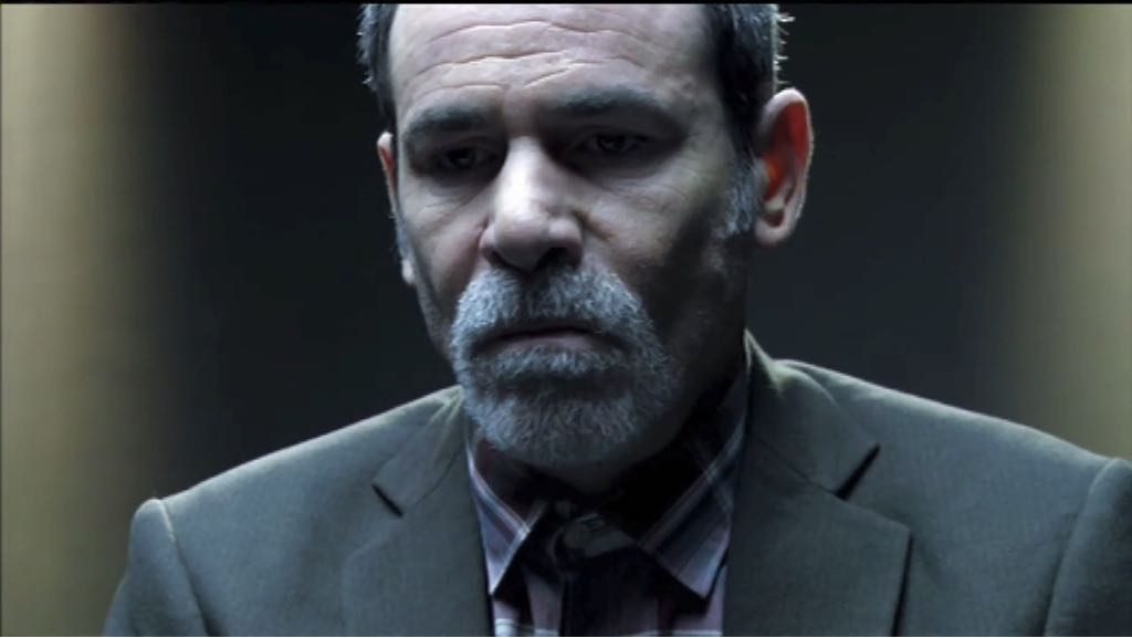 Une caption de Karim jouant dans une sérié en télévision