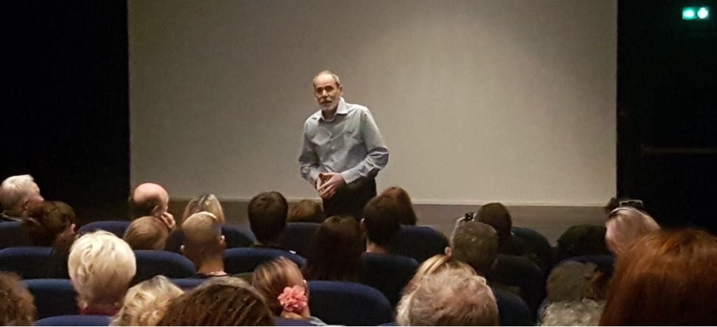 Karim Seghair en train de faire une conférence devant un public